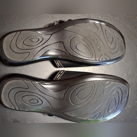 Clarks Black Leather Open Toe Slides  Size 7M - Picture 9 of 10